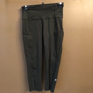 Lululemon Nylon -Lycra cropped workout pants
